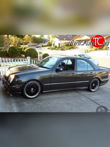 Пороги накладки AMG Mercedes-Benz E-Class W210 дорестайлинг седан (1996-1999)