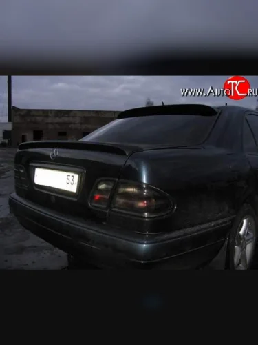 Накладка на заднее лобовое стекло Lorinzer Mercedes-Benz E-Class W210 дорестайлинг седан (1996-1999)