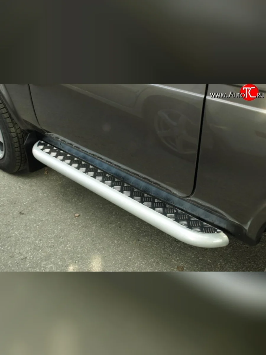 Широкая защита порогов с трубой диаметром 63.5 мм Металл Дизайн Лада ВАЗ Нива 4х4 2121 3 дв. дорестайлинг (1977-2019) (Окраска в серебристый цвет)  в Воронеже Воронежской области