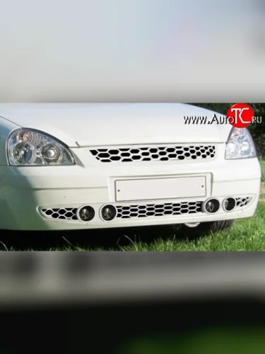 Изменённая решётка Euro-Style с крупной сеткой под 4 ПТФ Лада ВАЗ Приора ( 21728,  2170,  2171,  2172) (2013-2018) купе рестайлинг, седан рестайлинг, универсал рестайлинг, хэтчбек рестайлин