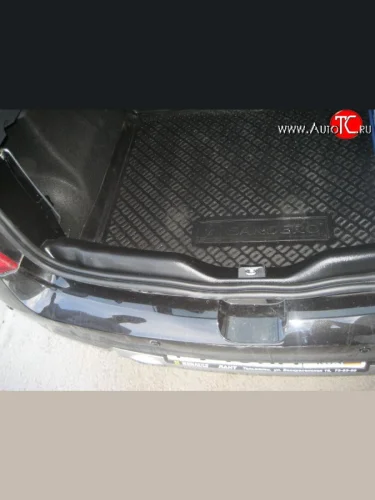 Пластиковый порожек Kart в багажник автомобиля Renault Sandero 1 (2009-2014)