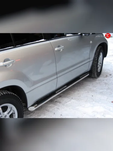 Защита порогов Russtal из трубы d76 мм с пластиковыми вставками для ног Suzuki Grand Vitara JT 3 двери дорестайлинг (2005-2008)