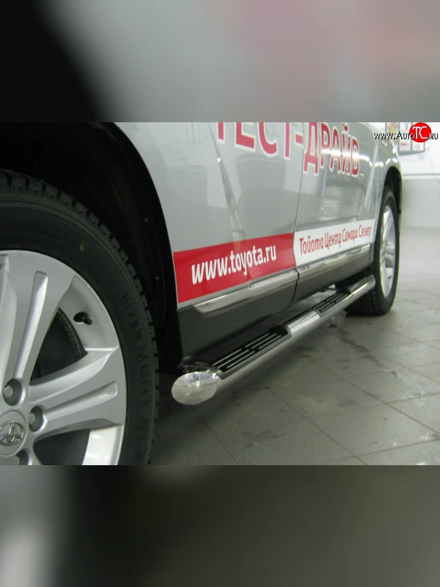 Защита порогов Russtal из трубы d76 мм с пластиковыми вставками для ног Toyota Highlander XU40 рестайлинг (2010-2013) (Защита порогов с со скосами на торцах (вариант 1))  в Перми Пермском крае