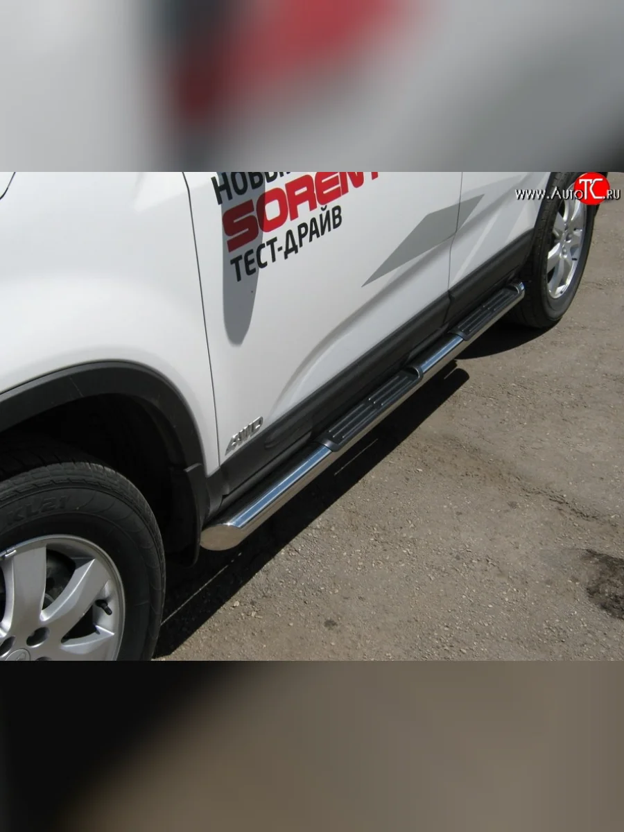 Защита порогов Russtal из трубы d76 мм с пластиковыми вставками для ног KIA Sorento XM дорестайлинг (2009-2012) (Защита порогов с со скосами на торцах (вариант 1))  в Перми Пермском крае