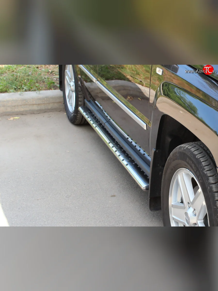 Защита порогов Russtal из овальной трубы с проступью Jeep Liberty KJ рестайлинг (2004-2007)  с доставкой в г. Керчь