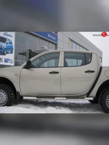 Защита порогов Russtal из трубы d76 мм с пластиковыми вставками для ног Mitsubishi L200 4  дорестайлинг (2006-2014)