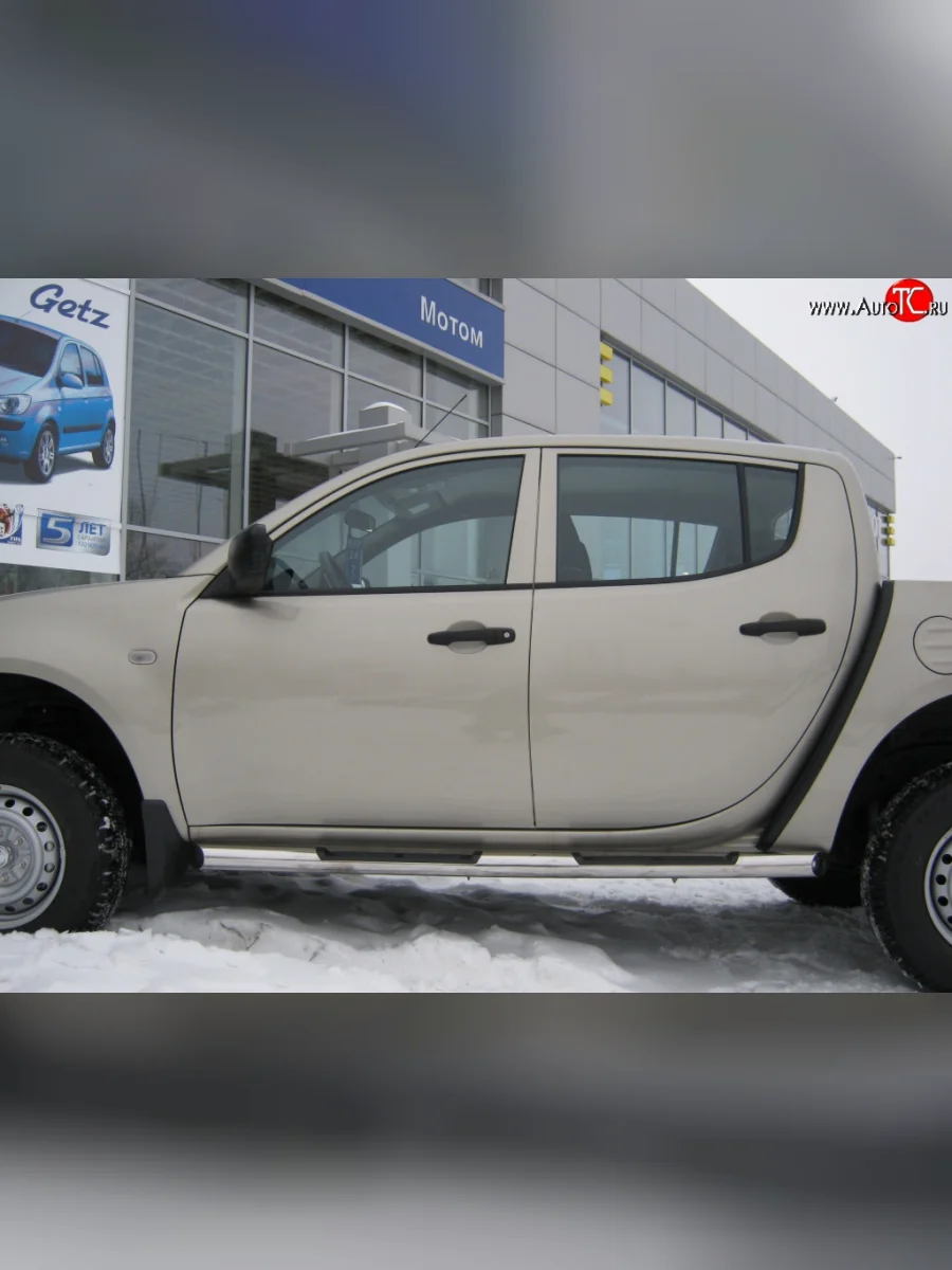 Защита порогов Russtal из трубы d76 мм с пластиковыми вставками для ног Mitsubishi L200 4  дорестайлинг (2006-2014) (Защита порогов с со скосами на торцах (вариант 1))  в Керчи Республика Крым