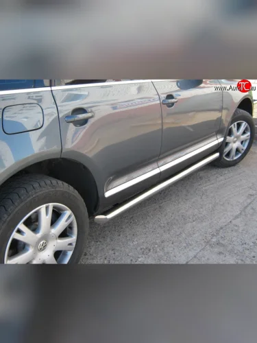 Защита порогов Russtal из круглой трубы диаметром 76 мм Volkswagen Touareg 2 NF дорестайлинг (2010-2014)