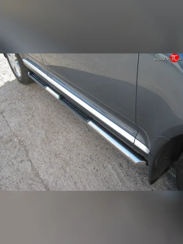 Защита порогов SLITKOFF из трубы d76 мм с пластиковыми вставками для ног (Защита порогов с со скосами на торцах (вариант 1)) Volkswagen Touareg  2 NF (2010-2014) дорестайлинг