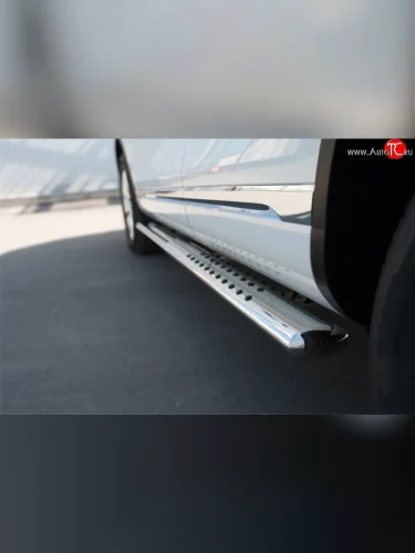 Защита порогов с круглыми вставками для ног из овальной трубы диаметром 120x60 мм Russtal Volkswagen Touareg 2 NF рестайлинг (2014-2018)