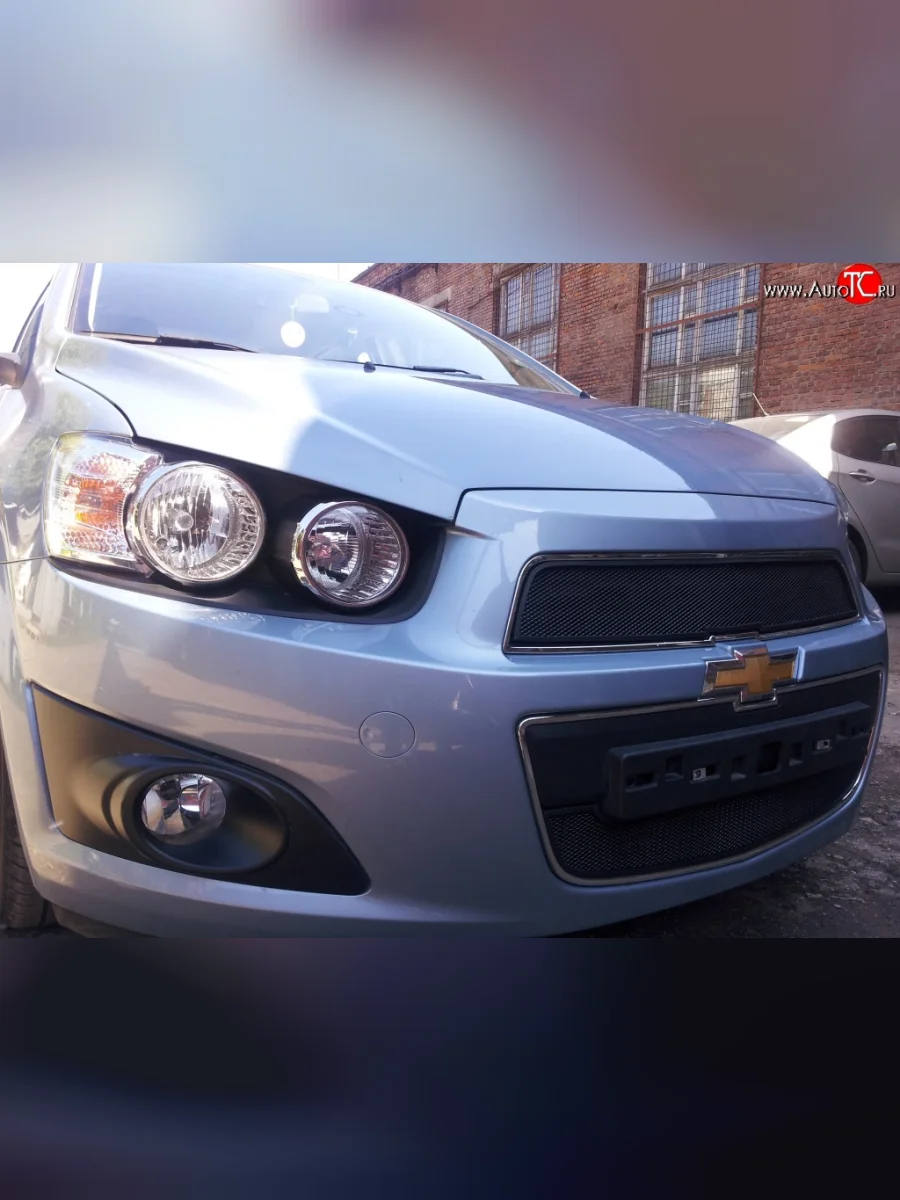 Сетка в решетку радиатора Russtal Chevrolet Aveo T300 седан (2011-2015) (черная)  в Самаре Самарской области