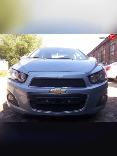 Нижняя сетка на бампер Russtal (черная) Chevrolet Aveo T300 хэтчбек (2011-2015)