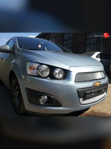 Нижняя сетка на бампер Russtal (хром) Chevrolet Aveo T300 хэтчбек (2011-2015)