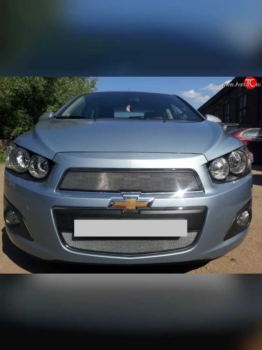 Сетка в решетку радиатора Russtal Chevrolet Aveo T300 хэтчбек (2011-2015) (хром)  в Керчи Республика Крым