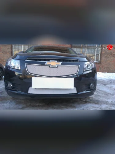 Нижняя сетка на бампер Russtal (хром) Chevrolet Cruze J305 хэтчбек дорестайлинг (2009-2012)