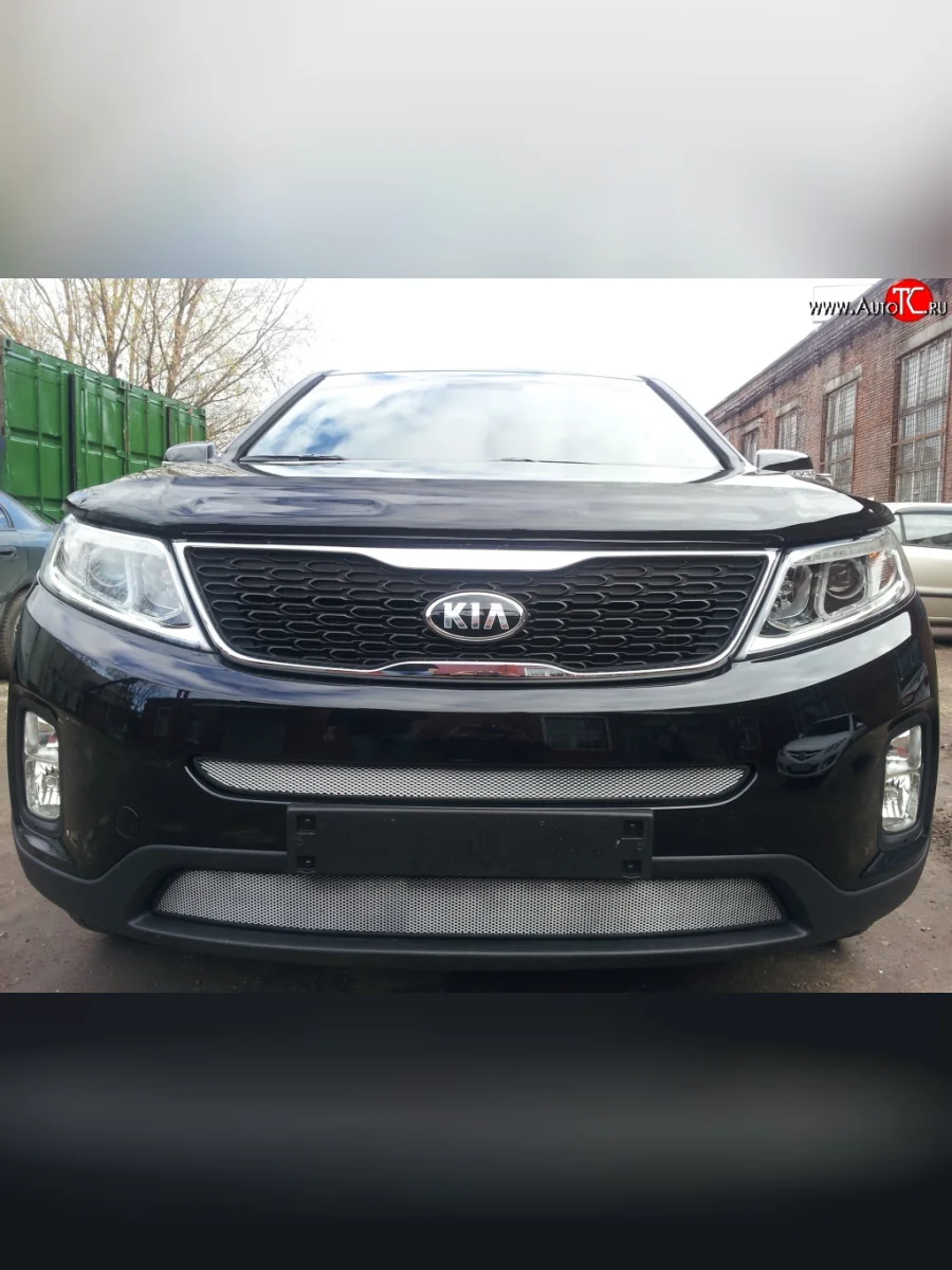 Нижняя сетка на бампер Russtal (хром) KIA Sorento XM рестайлинг (2012-2015)  с доставкой в г. Керчь