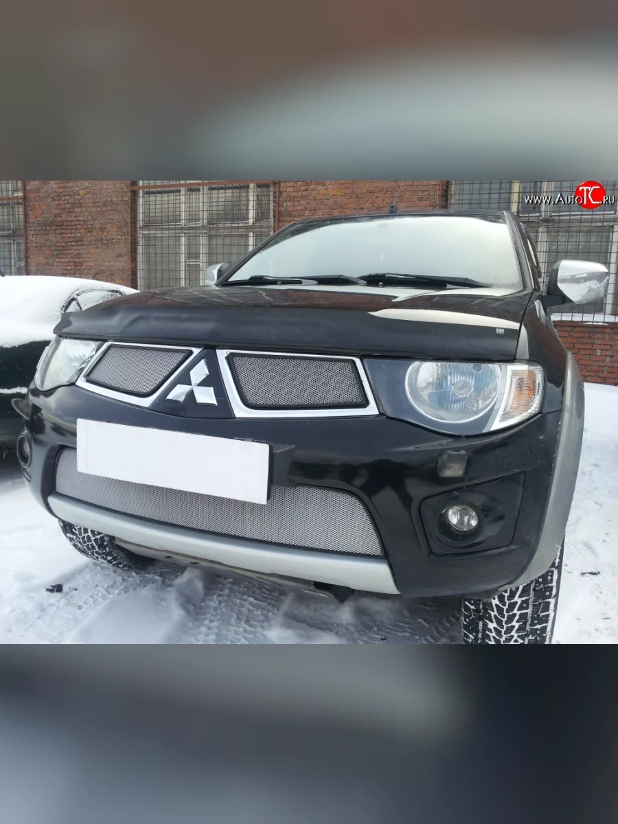 Нижняя сетка на бампер Russtal (хром) Mitsubishi L200 4  дорестайлинг (2006-2014)  в Перми Пермском крае