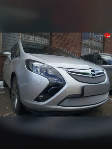 Сетка в решетку радиатора Russtal (хром) Opel Zafira С дорестайлинг (2011-2016)