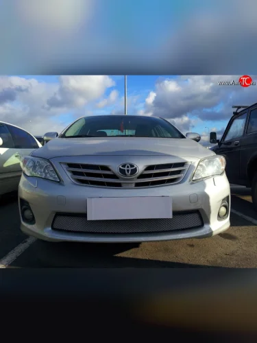 Сетка на бампер Russtal (хром) Toyota Corolla E150 седан рестайлинг (2009-2013)