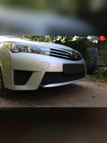 Сетка на бампер Russtal (черная) Toyota Corolla E180 дорестайлинг (2013-2016)