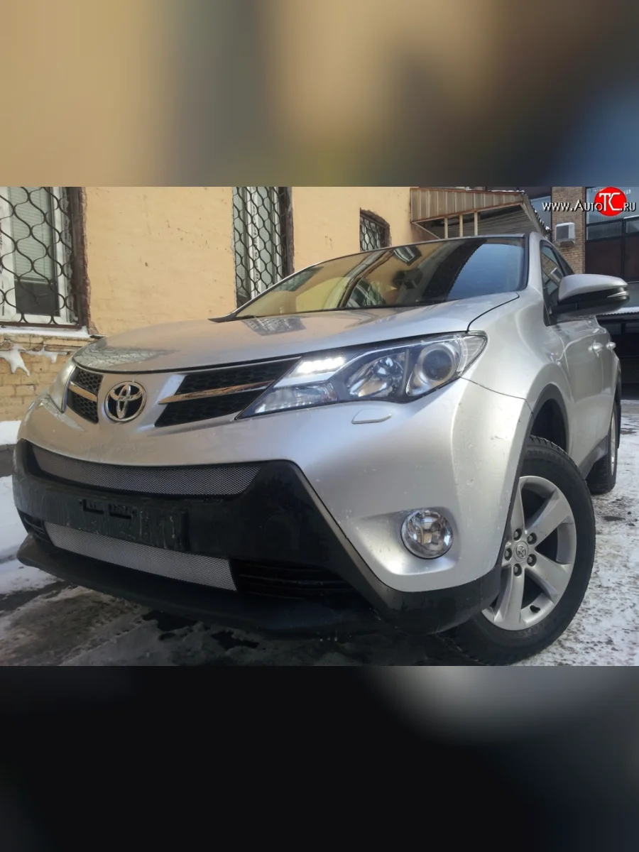 Нижняя сетка (для комплектации Комфорт, Элеганс, Престиж) на бампер Russtal (хром) Toyota RAV4 XA40 5 дв. дорестайлинг (2012-2015)  в Воронеже Воронежской области