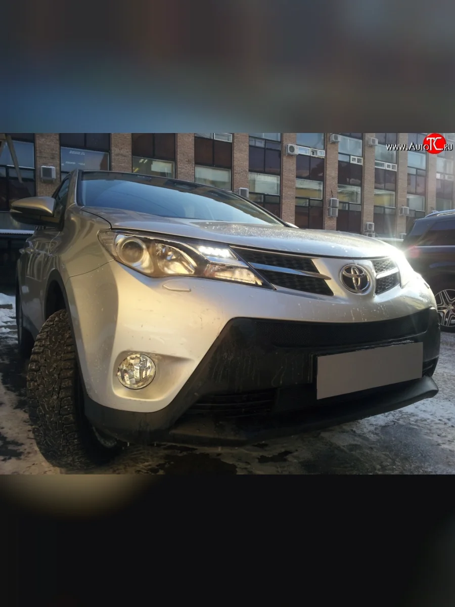 Нижняя сетка (для комплектации Стандарт) на бампер Russtal (черная) Toyota RAV4 XA40 5 дв. дорестайлинг (2012-2015)  в Воронеже Воронежской области