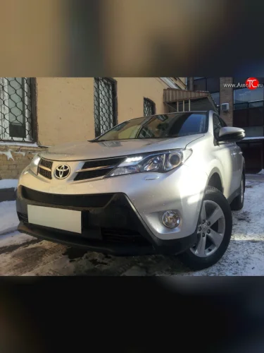 Нижняя сетка (для комплектации Комфорт, Элеганс, Престиж) на бампер Russtal (черная) Toyota RAV4 XA40 5 дв. дорестайлинг (2012-2015)