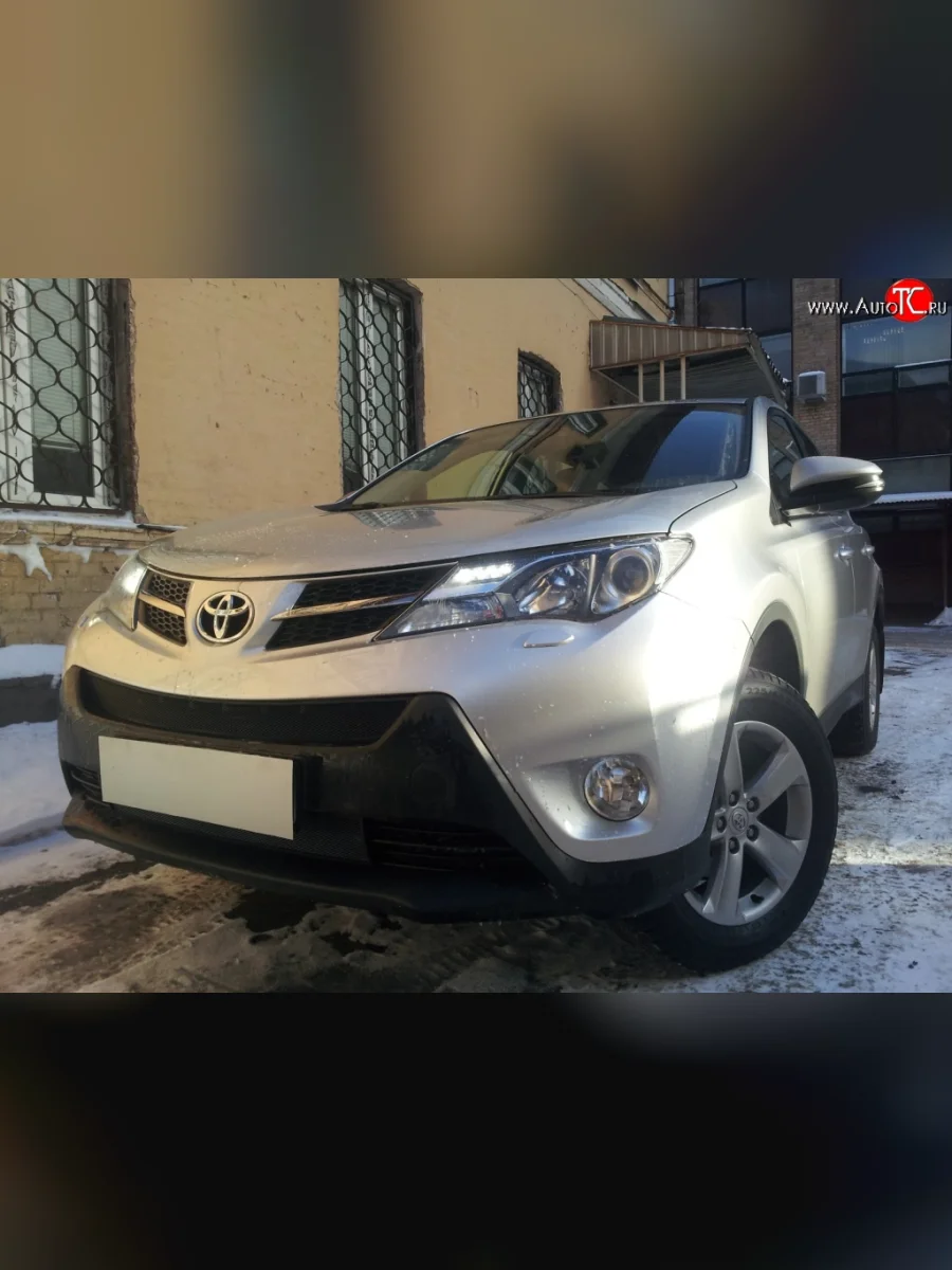 Нижняя сетка (для комплектации Комфорт, Элеганс, Престиж) на бампер Russtal (черная) Toyota RAV4 XA40 5 дв. дорестайлинг (2012-2015)  в Воронеже Воронежской области