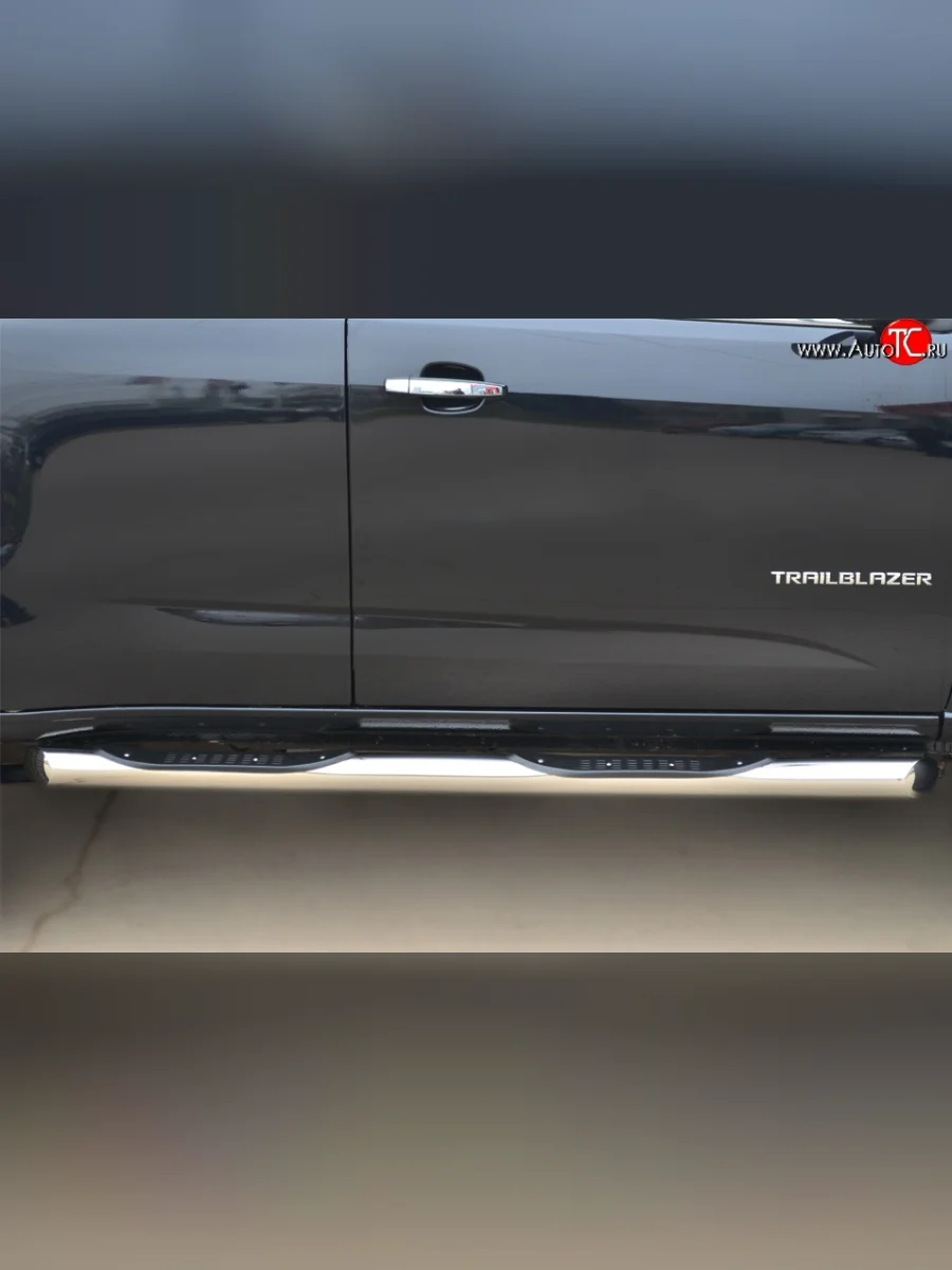 Защита порогов с пластиковыми вставками для ног из круглой трубы диаметром 76 мм Russtal Chevrolet Trailblazer GM800 дорестайлинг (2012-2016) (Защита порогов с со скосами на торцах (вариант 1))  в Самаре Самарской области