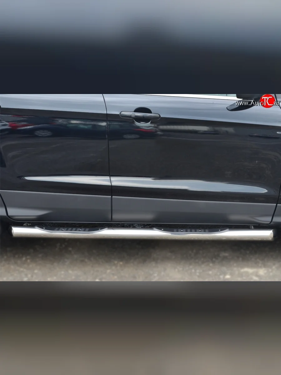 Защита порогов с пластиковыми вставками для ног из круглой трубы диаметром 76 мм Russtal Ford Kuga 2 дорестайлинг (2013-2016) (Защита порогов с со скосами на торцах (вариант 1))  в Керчи Республика Крым