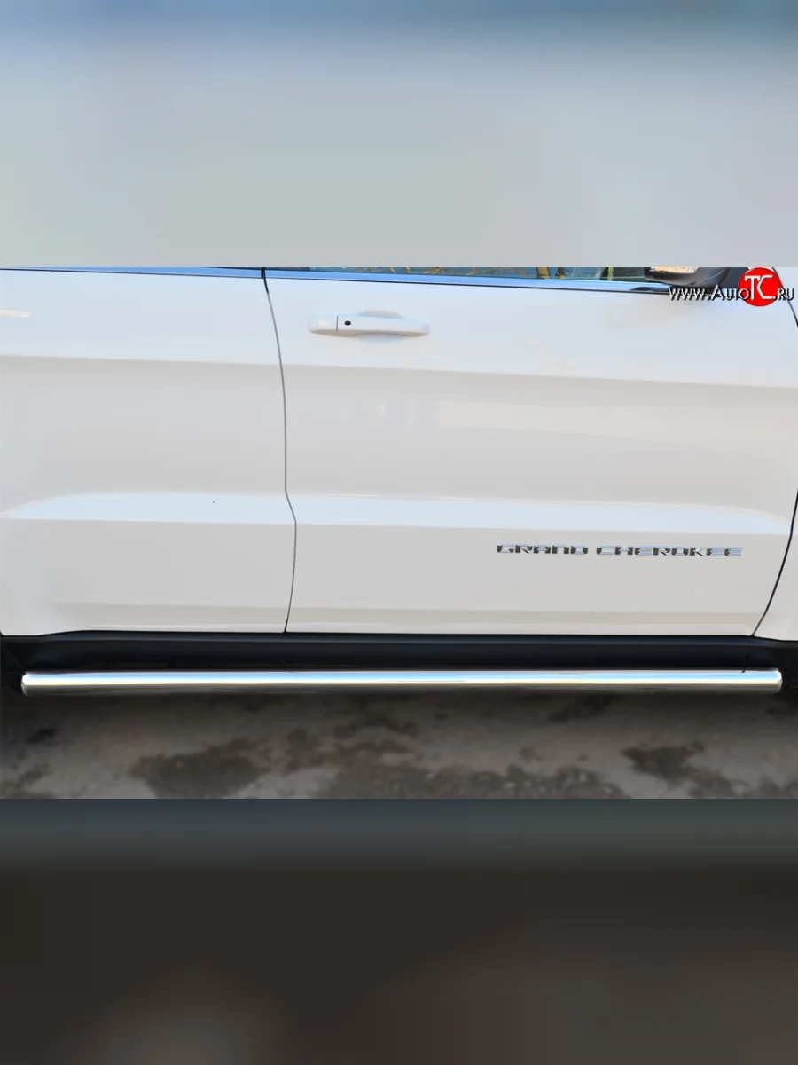 Защита порогов с пластиковыми вставками для ног из круглой трубы диаметром 76 мм Russtal Jeep Grand Cherokee WK2 дорестайлинг (2010-2013) (Защита порогов с со скосами на торцах (вариант 1))  в Самаре Самарской области