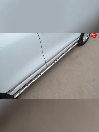 Защита порогов с круглыми вставками для ног из овальной трубы диаметром 75x42 мм Russtal Volkswagen Touareg 2 NF дорестайлинг (2010-2014)