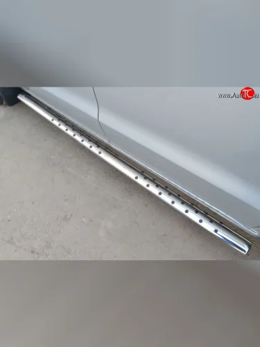 Защита порогов с круглыми вставками для ног из овальной трубы диаметром 75x42 мм Russtal Volkswagen Amarok дорестайлинг (2009-2016)