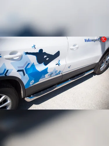 Защита порогов с пластиковыми вставками для ног из круглой трубы диаметром 76 мм (Sport & Style) Russtal Volkswagen Tiguan NF рестайлинг (2011-2017)