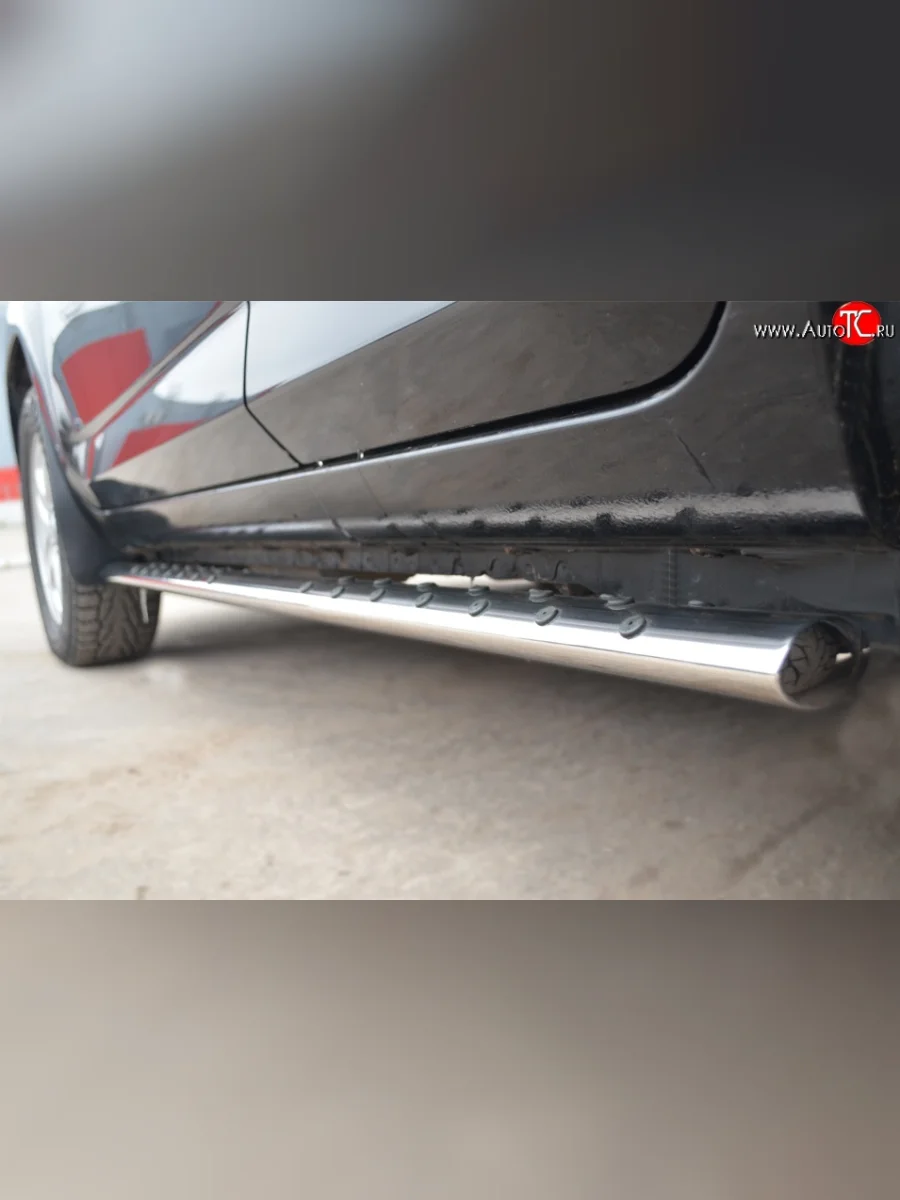 Защита порогов с круглыми вставками для ног из овальной трубы диаметром 75x42 мм Russtal Toyota RAV4 XA30 5 дв. удлиненный 2-ой рестайлинг (2010-2013)  с доставкой в г. Керчь