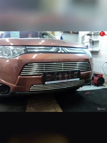 Верхняя декоративная вставка воздухозаборника Berkut Mitsubishi Outlander XL (CW)  дорестайлинг (2005-2009)