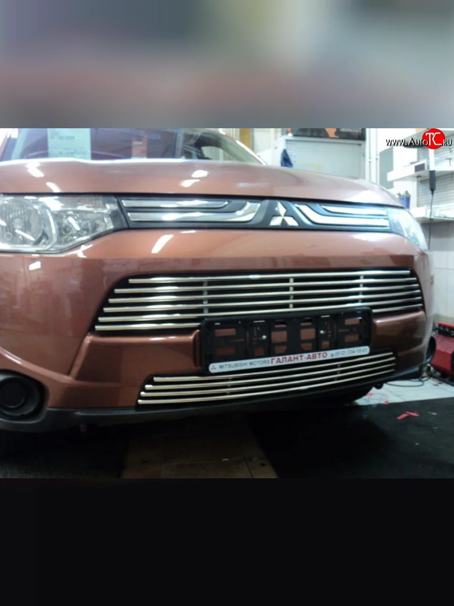 Нижняя декоративная вставка воздухозаборника Berkut Mitsubishi Outlander GF дорестайлинг (2012-2014)  в Перми Пермском крае