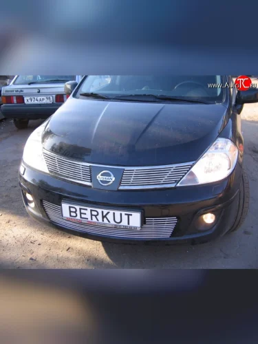 Декоративная вставка решетки радиатора (C11) Berkut Nissan Tiida 1 C11 хэтчбэк дорестайлинг, Япония (2004-2007)
