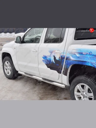 Защита порогов с пластиковыми вставками для ног из круглой трубы диаметром 76 мм SLITKOFF Volkswagen Amarok (2016-2022) рестайлинг