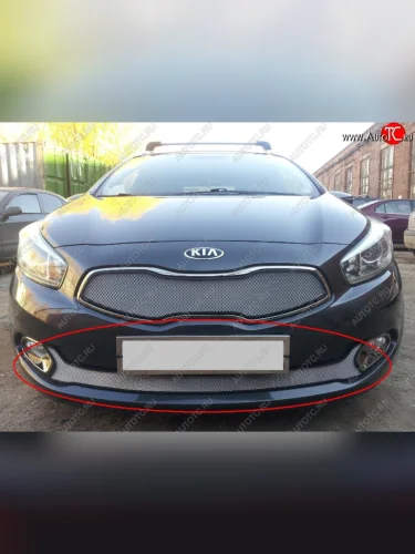 Нижняя защитная сетка на бампер Russtal (хром) KIA Ceed 1 ED рестайлинг, хэтчбэк 5 дв. (2010-2012)