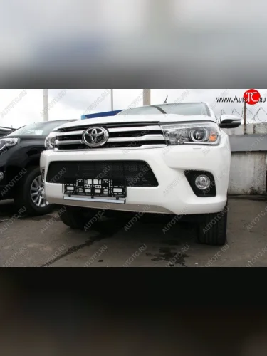 Защитная решётка в воздуховод автомобиля Russtal (черная) Toyota Hilux AN120 дорестайлинг (2016-2020)