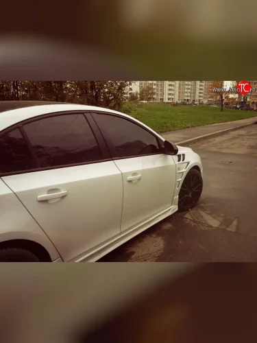 Передние крылья Sport Chevrolet Cruze J305 хэтчбек дорестайлинг (2009-2012)