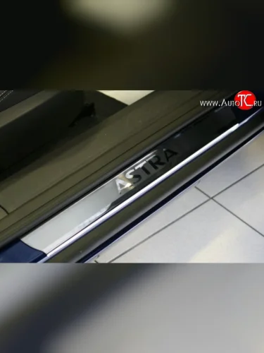 Комплект накладок на порожки автомобиля Novline Opel Astra H GTC хэтчбек 3 дв. дорестайлинг (2004-2006)