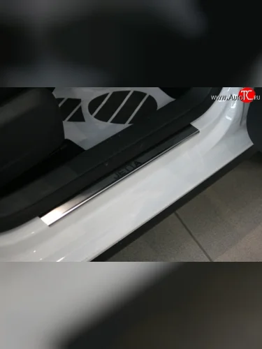 Комплект накладок на порожки автомобиля Novline Volkswagen Jetta  A5 (2005-2011) седан