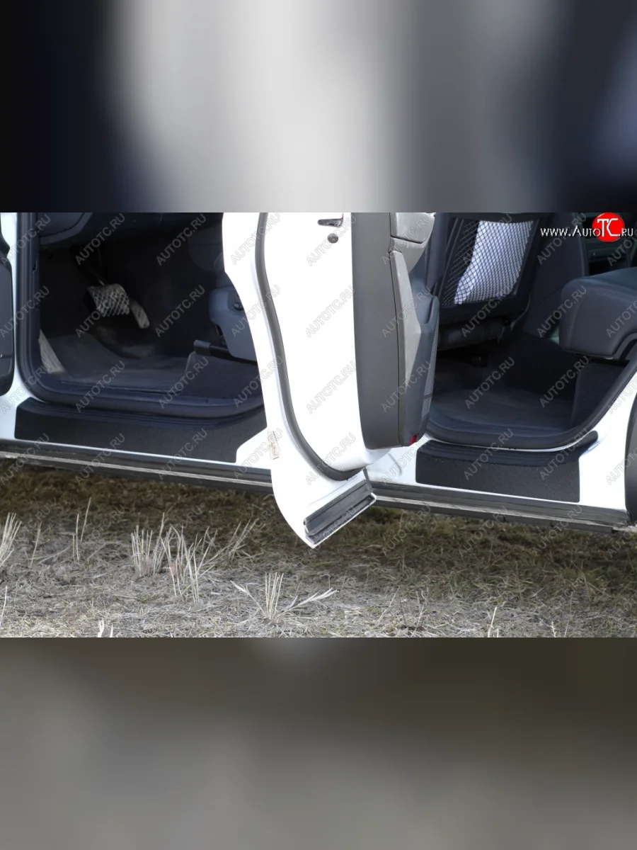 Накладки на порожки автомобиля RA  Volkswagen Touareg (2014-2018) 2 NF (Комплект (4 шт.))  в Самаре Самарской области