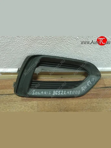 Рамка противотуманной фары Стандарт (правая) Hyundai Solaris HCR седан дорестайлинг (2017-2020)