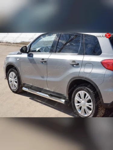 Защита порогов с пластиковыми вставками для ног из круглой трубы диаметром 76 мм SLITKOFF v2 Suzuki Vitara  LY (2015-2025) дорестайлинг, рестайлинг