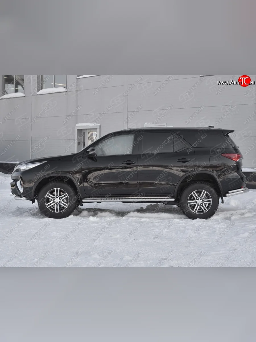 Защита порогов с круглыми вставками для ног из овальной трубы диаметром 120x60 мм Russtal Toyota Fortuner AN160 рестайлинг (2020-2025)  в Керчи Республика Крым