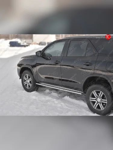 Защита порогов с круглыми вставками для ног из овальной трубы диаметром 75x42 мм Russtal Toyota Fortuner AN160 рестайлинг (2020-2025)