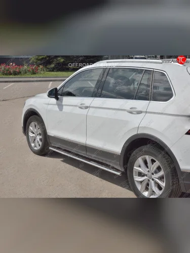 Пороги труба 75х42 овал с проступью Russtal Volkswagen Tiguan Mk2 дорестайлинг (2016-2020)